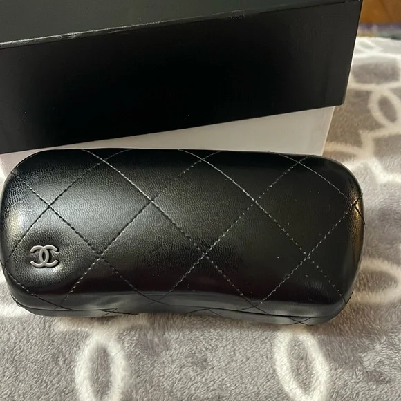 CHANEL Quilted glass case Excellent condition - Picture 1 of 7